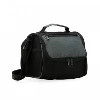 Bolsa térmica de poliéster com dois compartimentos, capacidade de 7 litros. A bolsa possui revestimento térmico em PEVA atóxico, alça de mão, bolsos laterais telados e alça transversal.