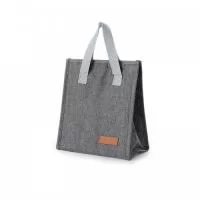 Bolsa térmica oxford com capacidade de 5 litros com fechamento em velcro. Contém alças de mãos e plaquinha personalizável fixa.