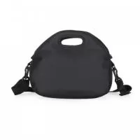 Bolsa térmica de mão com 8 litros, material externo de nylon. Acompanha plaquinha para personalização e alça com gancho para utilizar carregada ao corpo.
