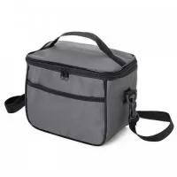 Bolsa térmica 6 litros com bolsos externos e alça de mão em nylon, contém bolso frontal aberto e bolso traseiro com zíper. Acompanha plaquinha metálica e alça transversal regulável com mosquetões para encaixe nas fivelas laterais da bolsa.