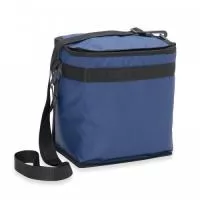Bolsa térmica de bagum sintético com capacidade de 11 litros, contém revestimento interno em polietileno atóxico soldado (não vaza), bolso sintético externo de matelassê e alça tiracolo ajustável de polipropileno.