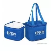 Bolsa térmica personalizada possui alça transversal regulável (não removível). Todos nossos produtos são de fabricação própria podendo ser alterado, medidas, materiais, cores e detalhes do produto. Tambem personalizamos o item como preferir, trabalhamos com diversos metódos de gravação, proporcionando uma linda apresentação do produto. Faça já seu orçamento e receba um atendimento personalizado