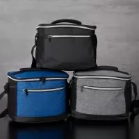 Bolsa térmica de nylon 10 litros com dois compartimentos e bolsos laterais em malha. Compartimento principal com revestimento térmico.