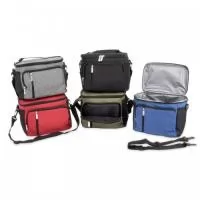 Bolsa térmica de poliéster com três compartimentos, capacidade de 9 litros. A bolsa possui revestimento térmico em PEVA atóxico com costura soldada (não vaza), alça de mão, bolsos laterais telados e acompanha alça transversal.