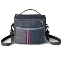 Necessaire térmica 7,3Litros confeccionada em nylon, possui bolso frontal com detalhe colorido exterior;  alça de mão e também alça transversão ajustável e removível.