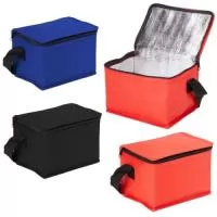Bolsa térmica de 4 litros, confeccionada em material resistente TNT, projetada para manter suas comidas e bebidas na temperatura ideal. Apresenta uma prática alça de mão em nylon para transporte conveniente. IMPORTANTE: As imagens exibidas neste site são ilustrativas e podem apresentar variações de tonalidade e intensidade em relação ao produto real.