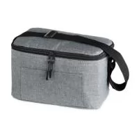 Bolsa Térmica 6 Litros com Bolsos e Alça Ajustável: Esta Bolsa Térmica de 6 litros é a companheira ideal para manter seus alimentos frescos e bebidas geladas em movimento. Equipada com um bolso frontal seguro, oferece espaço extra para armazenar pequenos itens essenciais. A alça transversal ajustável em nylon, não removível, possui um apoio para ombro, proporcionando conforto ao transportar. Versátil e prática, esta bolsa térmica é perfeita para piqueniques, viagens ou simplesmente para levar seu almoço para o trabalho. Mantenha seus itens refrigerados com estilo e facilidade, onde quer que você vá. IMPORTANTE: As imagens exibidas neste site são ilustrativas e podem apresentar variações de tonalidade e intensidade em relação ao produto real.