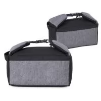 Bolsa Térmica em Poliéster 600D, com o tamanho ideal para o seu dia-a-dia. Capacidade de 8 latas (5,5 litros) e com alça para carregar e fecho de fivela (formando uma alça adicional).
