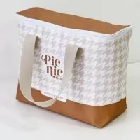 Bolsa térmica personalizada possui alça transversal regulável (não removível). Todos nossos produtos são de fabricação própria podendo ser alterado, medidas, materiais, cores e detalhes do produto. Tambem personalizamos o item como preferir, trabalhamos com diversos metódos de gravação, proporcionando uma linda apresentação do produto. Faça já seu orçamento e receba um atendimento personalizado