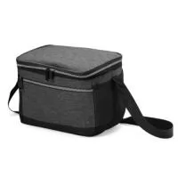 Bolsa térmica de nylon 10 litros com dois compartimentos, sendo o principal com revestimento térmico e bolso telado para utensílios. Possui bolsos laterais em malha e alça transversal com apoio para ombro.
