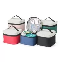  Bolsa térmica de nylon 4 litros. Possui bolso telado e acompanha plaquinha metálica.