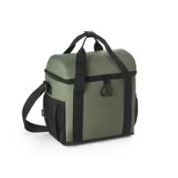 Bolsa térmica almofadada 600D ripstop em poliéster reciclado (100% rPET). Composto por 1 compartimento principal espaçoso com fecho duplo e 2 bolsos laterais em tela mesh para pequenos objetos. O interior forrado em PEVA garante um bom isolamento térmico permitindo a conservação do frio por mais tempo e a sua higienização. A robustez dos materiais que o compõe conferem-lhe uma grande resistência e durabilidade, pensado para as necessidades do dia a dia. Capacidade até 11 L. Certificação EU Food Grade. 260 x 290 x 160 mm