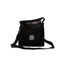 Bolsa Térmica Personalizada. Descubra a praticidade e a sofisticação da nossa bolsa térmica ajustável personalizada, perfeita para quem deseja presentear com estilo e funcionalidade. Ideal para empresas, eventos e parceiros, esta bolsa é a escolha certa para quem busca brindes de alta qualidade.  * Personalização Exclusiva: Adicione o logotipo da sua empresa ou evento e crie um brinde que deixará uma impressão duradoura. * Versatilidade: Com design ajustável, adapta-se a diferentes tamanhos de recipientes, garantindo que seus itens permaneçam na temperatura ideal. * Durabilidade: Fabricada com materiais resistentes, assegura a conservação dos produtos por mais tempo, seja frio ou quente. * Praticidade: Leve e fácil de transportar, é perfeita para o dia a dia, piqueniques, eventos corporativos e viagens.  Impressione seus clientes e parceiros com uma bolsa térmica que combina utilidade e elegância. Personalize a sua e transforme seu próximo evento em um sucesso!