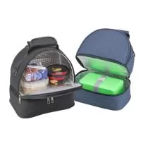 Bolsa térmica dupla em nylon com dois compartimentos térmicos isolados, capacidade de 7 litros. Contém bolso traseiro com zíper, alça de mão e alça para as costas. 