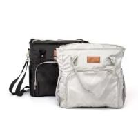 Que tal uma bolsa térmica eficiente para passeios, faculdade ou trabalho? Nossa bolsa térmica de 16 litros é a escolha perfeita! Feita com tecido Oxford, ela possui dois compartimentos, incluindo um frontal, além de bolsos laterais com elástico para manter tudo organizado. O compartimento principal possui revestimento térmico soldado antivazamento, garantindo a temperatura ideal dos alimentos e bebidas, sem risco de vazamentos de líquidos. É uma bolsa térmica versátil e prática, vem com alça de mão, transversal regulável e etiqueta em couro sintético pronta para personalização.