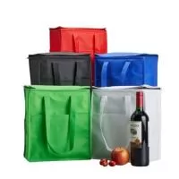 Descrição: Bolsa térmica em TNT 9 litros com bolso frontal  Altura :  29,3 cm  Largura :  26 cm  Profundidade :  13 cm