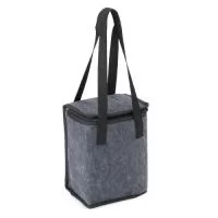 Confeccionada em feltro e com revestimento térmico interno, nossa bolsa térmica foi pensada para garantir a temperatura ideal dos alimentos, mantendo-os frescos e prontos para o consumo. Seu zíper facilita o fechamento e a segurança do conteúdo, enquanto as duas alças de mão proporcionam um transporte prático e confortável. Uma combinação de praticidade e eficiência para quem valoriza qualidade e cuidado com os produtos.