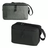 Bolsa térmica de 6 litros, confeccionada em poliéster resistente, garantindo durabilidade e praticidade para manter alimentos e bebidas na temperatura ideal. Conta com bolso frontal com zíper, proporcionando espaço extra para pequenos itens, e alça transversal regulável em nylon, oferecendo conforto e facilidade no transporte.  Um brinde funcional e versátil da Youdu Brindes, perfeito para eventos, atividades ao ar livre e uso diário.
