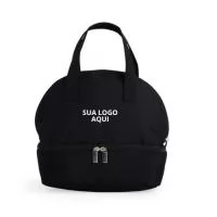 Encante seus clientes e colaboradores com nossa prática Bolsa Térmica Dupla! Feita em oxford, esta bolsa possui dois compartimentos térmicos isolados, com capacidade total de 6 litros, ideal para manter alimentos e bebidas na temperatura certa por mais tempo. Equipada com alças de mão, é fácil de transportar e perfeita para piqueniques, viagens e uso diário.  Escolha um brinde que alia funcionalidade e estilo, demonstrando seu compromisso com a qualidade e atenção aos detalhes. Surpreenda seus clientes e colaboradores com um presente que faz a diferença no dia a dia!