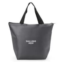 Compacta mas com muito espaço! Nossa bolsa térmica, feita em TNT possui forro térmico com lâminas de alumínio e capacidade de até 9,6L. Seja para um piquenique no parque, uma viagem à praia ou simplesmente para o transporte diário de alimentos e bebidas, esta bolsa térmica é a solução perfeita.