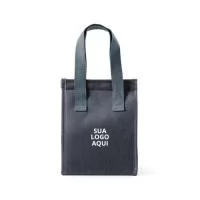 Descubra nossa bolsa térmica em poliéster 300D de alta densidade, a solução perfeita para quem busca praticidade e estilo. Com capacidade de 2,5 litros, ela é ideal para manter suas refeições e bebidas na temperatura certa, seja no trabalho, na academia ou em passeios. Medindo 170 x 220 x 130 mm, conta com um compartimento principal com fecho aderente e pegas em webbing para maior conforto e durabilidade. Personalize com a logo da sua empresa e ofereça aos seus clientes um brinde funcional e elegante.