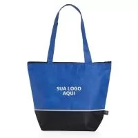 Impressione com nossa Sacola rPET Térmica de 10 Litros! Feita de material reciclado, ela alia sustentabilidade e praticidade. Com capacidade para 10 litros, é perfeita para manter seus alimentos e bebidas frescos em eventos, piqueniques ou no dia a dia corporativo. Possui fechamento com zíper, garantindo segurança e conservação dos itens. Personalize com a logo da sua empresa e ofereça um brinde funcional e estiloso. Medidas aproximadas: 31,3 cm de altura, 39,2 cm de largura e 15,5 cm de profundidade.  Ofereça um presente que reflete cuidado com o meio ambiente e elegância. Transforme simples gestos em grandes impressões!