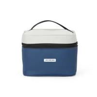 Ofereça praticidade e estilo com a nossa Bolsa Térmica de 4 Litros! Fabricada em nylon resistente, essa bolsa térmica é perfeita para manter seus alimentos e bebidas na temperatura ideal, seja em eventos corporativos, piqueniques ou no dia a dia. Possui um bolso telado prático e acompanha uma plaquinha metálica que pode ser personalizada com a logo da sua empresa. Medidas aproximadas: 14 cm de altura, 19 cm de largura e 17,5 cm de profundidade.   Surpreenda seus clientes e colaboradores com um brinde funcional e sofisticado. Transforme simples gestos em grandes impressões!