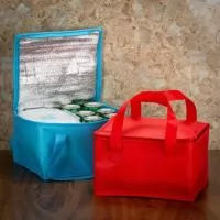 Descrição: Bolsa térmica em tnt 10 litros.  Medidas aproximadas para gravação (CxL):  8,5 cm x 27 cm  Tamanho total aproximado  (CxL):  18,5 cm x 28 cm x 20,5 cm  Peso aproximado (g):  58