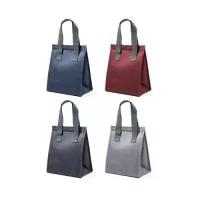 Bolsa térmica em 300D de alta densidade com pegas em webbing. Contém 1 compartimento principal com fecho aderente. Capacidade até 2.5 L. 170 x 220 x 130 mm