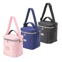 Bolsa Térmica confeccionada em tecido sintético, com bolso frontal e plaquinha plástica para personalização. Possui capacidade de 7 litros e revestimento térmico e acompanha alça transversal para maior praticidade.