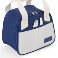 Leve lanches, petiscos ou refeições para passeios, ou trabalho com a nossa bolsa térmica de 5 litros. Com espaço para diversas delícias, ela é perfeita para manter a qualidade dos alimentos. Resistente à água, produzida em nylon, suas alças são em couro sintético, que oferece um toque de charme à bolsa. Além disso, conta com um bolso frontal para guardanapos, talheres ou o que desejar, e ainda oferece espaço para personalização.  Altura :  18 cm  Largura :  22,5 cm  Profundidade :  14 cm