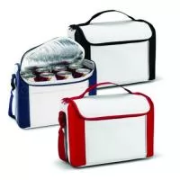 Bolsa térmica. 600D. Com alça ajustável em webbing e bolso frontal. Capacidade até 8 L. Disponível em várias cores. Gravação da logomarca em 1 cor já inclusa.  Tamanho Aprox: 27 x 20 x 16 cm.