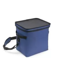 Bolsa Térmica 7L com Alça Ajustável e Detalhes em Couro Sintético Leve suas refeições com elegância, conforto e praticidade! Com capacidade de 7 litros, esta bolsa térmica funcional é perfeita para manter seus alimentos e bebidas frescos por mais tempo, seja no trabalho, em passeios ou na rotina diária.  Produzida em nylon resistente, a peça se destaca pelos detalhes em couro sintético, que adicionam um toque de sofisticação ao design. A alça de ombro ajustável proporciona maior conforto no transporte, enquanto o bolso frontal com zíper oferece espaço extra para talheres, guardanapos, chaves ou pequenos objetos essenciais.  Outro diferencial é o espaço para personalização exclusiva, tornando a bolsa uma excelente escolha para brindes corporativos, kits promocionais ou uso pessoal com identidade visual única.  ???? Especificações Técnicas Altura: 21,5 cm  Largura: 21 cm  Profundidade: 17,5 cm  Capacidade: 7 litros