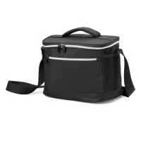 Bolsa Térmica de Nylon 10L – Compacta, Funcional e Prática  Ideal para quem busca praticidade no transporte de alimentos, esta bolsa térmica de 10 litros é confeccionada em nylon resistente e conta com dois compartimentos, além de bolsos laterais em malha para itens extras. O compartimento principal possui revestimento térmico, que ajuda a conservar a temperatura dos alimentos por mais tempo. Compacta, leve e versátil, é perfeita para o dia a dia, trabalho ou pequenos passeios.  Especificações:  Altura: 21 cm  Largura: 27 cm  Profundidade: 18 cm  Área para gravação: 9,5 cm x 22 cm  Peso aproximado: 243 g