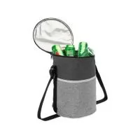 Bolsa Térmica de 16 litros. Produzida em poliéster e com revestimento térmico em PEVA atóxico, ela conta com uma estrutura soldada antivazamento, garantindo praticidade e segurança. Perfeita para festas, eventos e momentos de lazer, ela ainda traz um bolso frontal para acomodar guardanapos, talheres e outros itens essenciais. Para mais conforto no transporte, a alça é ajustável, se adaptando à sua necessidade. Uma aliada indispensável para quem ama tudo fresquinho e conservado. 34,5x26x26,5 cm