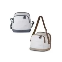Bolsa térmica em tecido poliéster 600D na tonalidade cinza claro com bolso frontal , argola plástica para chave  e dois acessos ao compartimento interno. Possui alça de transporte com regulagem e parte interna soldada para melhor conservação térmica.
