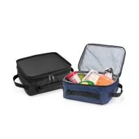 Carregue alimentos e bebidas em uma temperatura agradável e fresca por mais tempo com esta bolsa térmica compacta. Com capacidade de até 5 litros, feita em poliéster resistente à água e revestimento interno em PEVA atóxico, ela tem tudo o que é preci