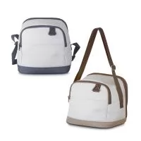 Bolsa térmica em tecido poliéster 600D com bolso frontal, argola plástica para chave  e dois acessos ao compartimento interno. Possui alça de transporte com regulagem e parte interna soldada para melhor conservação térmica.