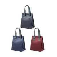 Bolsa térmica em 300D de alta densidade com pegas em webbing. Contém 1 compartimento principal com fecho aderente. Capacidade até 6 L. 240 x 290 x 140 mm