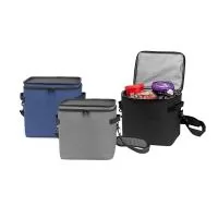 Carregue alimentos e bebidas muito bem conservadas e em uma temperatura agradável com a nossa bolsa térmica de 15 litros. Feita em poliéster resistente à água e com revestimento interno em PEVA atóxico, mantém tudo devidamente sob controle por dentro