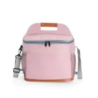 Bolsa térmica confeccionada em Oxford impermeável, com detalhes em couro sintético, fechamento em zíper e capacidade de até 11 litros. Possui revestimento interno em PEVA, que proporciona a conservação de temperatura de alimentos e bebidas por mais tempo. Conta com bolso frontal aberto, dois laterais em tela de nylon com elástico, alça de mão, alça transversal ajustável e abridor de garrafas em inox fixado em uma das laterais.