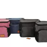 Bolsa térmica confeccionada em Oxford resistente à água, fechamento em zíper, alça de nylon na tampa e capacidade de até 8 litros. Possui revestimento térmico em PEVA atóxico, além de compartimento frontal com plaquinha de couro sintético fixada por velcro e dois bolsos laterais em tela de tecido respirável com elástico. Acompanha alça transversal removível e ajustável.