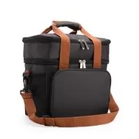 Bolsa térmica dupla em poliéster 300D resistente à água e capacidade total de 12 litros. Possui dois compartimentos térmicos: um inferior, com revestimento em PEVA que comporta até 9 litros e outro, em alumínio, com espaço para até 3 litros.. Conta ainda com bolso frontal, bolsos laterais em tela, alças de mão com suporte de juntura e alça transversal regulável e removível.
