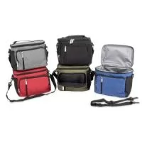 Bolsa térmica de poliéster com três compartimentos, capacidade de 11 litros. A bolsa possui revestimento térmico em PEVA atóxico com costura soldada (não vaza), alça de mão, bolsos laterais telados e acompanha alça transversal