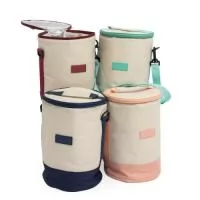 A bolsa térmica é feita em tecido oxford, seu formato cilindrico permite mais espaço interno, que contém revestimento térmico em folhas de alumínio, ainda possui alça de ombro removível e ajustável.