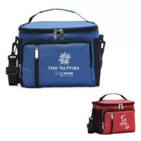 Bolsa térmica de poliéster com três compartimentos, capacidade de 11 litros. A bolsa possui revestimento térmico em PEVA atóxico com costura soldada (não vaza), alça de mão, bolsos laterais telados e acompanha alça transversal.