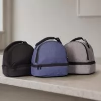 Descrição: Bolsa térmica dupla feita em poliéster 300D resistente à água, com capacidade total de 8 litros divididos em dois compartimentos revestidos internamente em PEVA: o superior comporta até 5 litros e o inferior, até 3 litros. Possui alça superior com engate em plástico.  Altura :  25 cm  Largura :  21,5 cm  Profundidade :  17 cm
