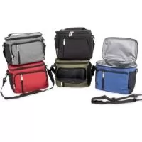 Descrição: Bolsa térmica de poliéster com três compartimentos, capacidade de 11 litros. A bolsa possui revestimento térmico em PEVA atóxico com costura soldada (não vaza), alça de mão, bolsos laterais telados e acompanha alça transversal.  Altura :  18 cm  Largura :  24 cm  Profundidade :  14,5 cm