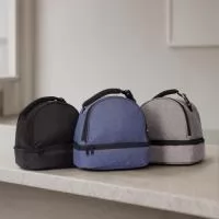 Bolsa térmica dupla feita em poliéster 300D resistente à água, com capacidade total de 8 litros divididos em dois compartimentos revestidos internamente em PEVA: o superior comporta até 5 litros e o inferior, até 3 litros. Possui alça superior com engate em plástico.