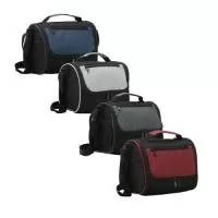 Bolsa térmica de poliéster com dois compartimentos, capacidade de 7 litros. A bolsa possui revestimento térmico em PEVA atóxico, alça de mão, bolsos laterais telados e alça transversal. Gravação da logomarca em 1 cor já inclusa.